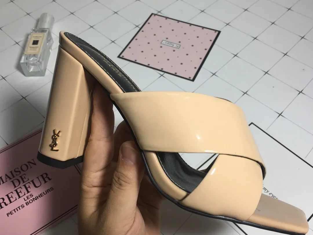 👟👟Ex-factory price 340👟👟 Genuine leather base +40 7CM heel cow patent leather series. 2018 Saint Laurent YSL’s strongest new cross-strap slippers are available in two heel heights. They are 7CM and 9CM respectively. The fabric is made of cowhide. The lining is made of first-layer sheepskin. Size: 34-41 (size 42 can be customized). It is very stable when walking and does not lose its heel.
